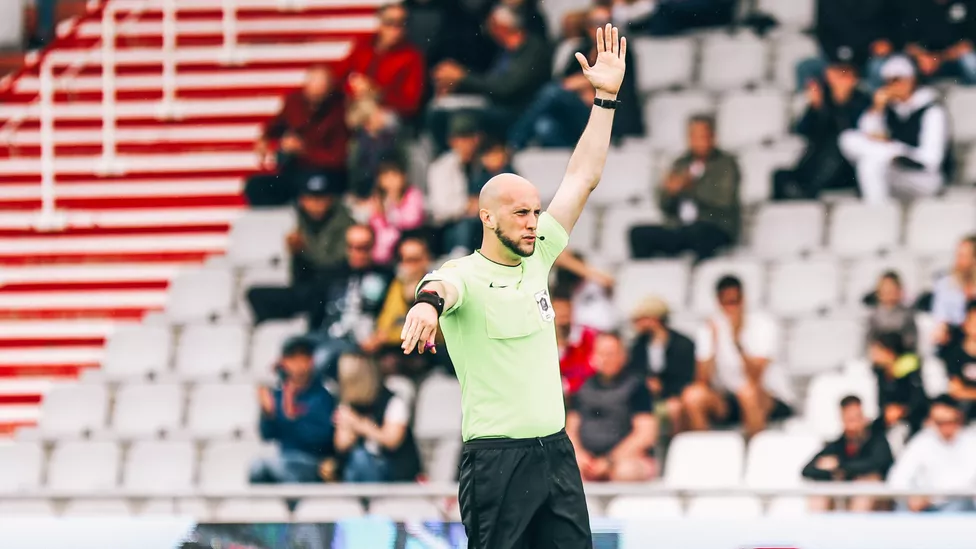 Arbitre illustration article. 