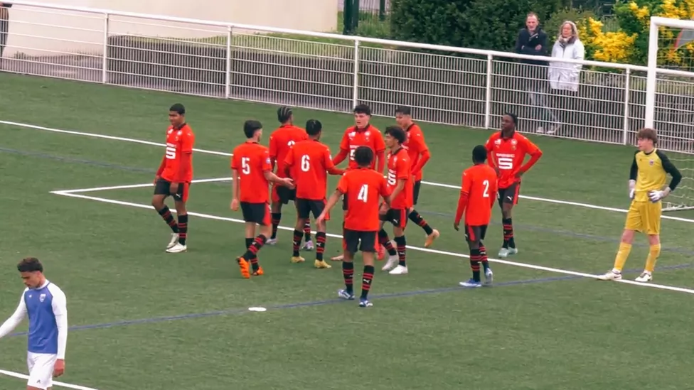 Melvin Jambry félicité par ses coéquipiers