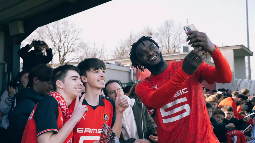 Le soleil et les supporters à l'entraînement