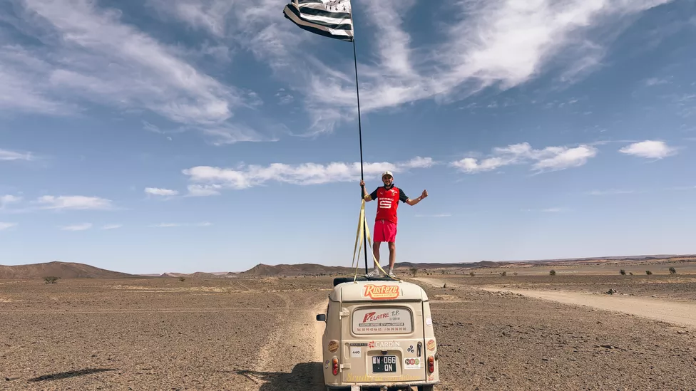 Nicolas sur les pistes du 4L Trophy dans le désert marocain