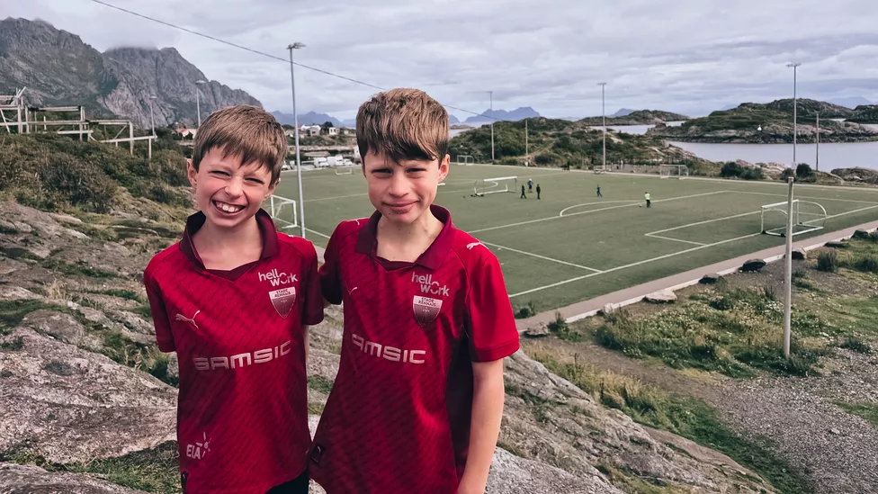 Gabin et Arthur à Henningsvær (Vågan - Norvège)