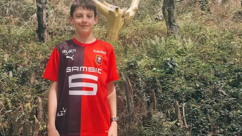 Axel devant l’arbre d’or de la forêt de Brocéliande