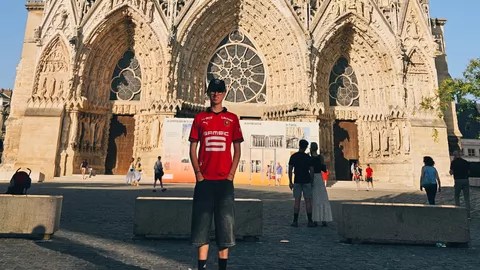 Lucas devant la cathédrale de Reims