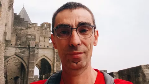 Simon dans la cité médiévale de Carcassonne