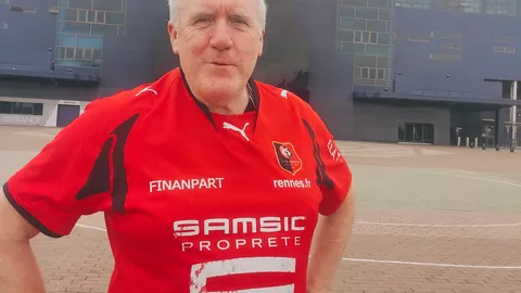 Daniel devant la Chang Arena (Buriram, Thaïlande)