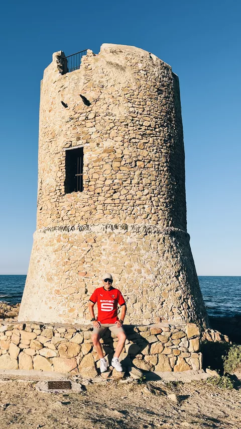 Jacky devant la Torre di San Giovanni (Posada - Sardaigne)