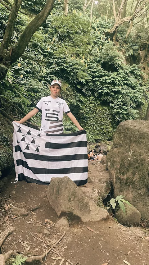 Maiwenn aux cascades de Faial da Terra (Açores)