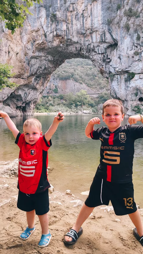Victor et Gaspard au Pont d'Arc (Gorges de l'Ardèche)