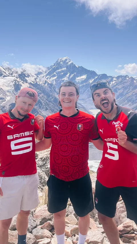 Dylann et ses amis devant le Mont Cook (Nouvelle Zélande)