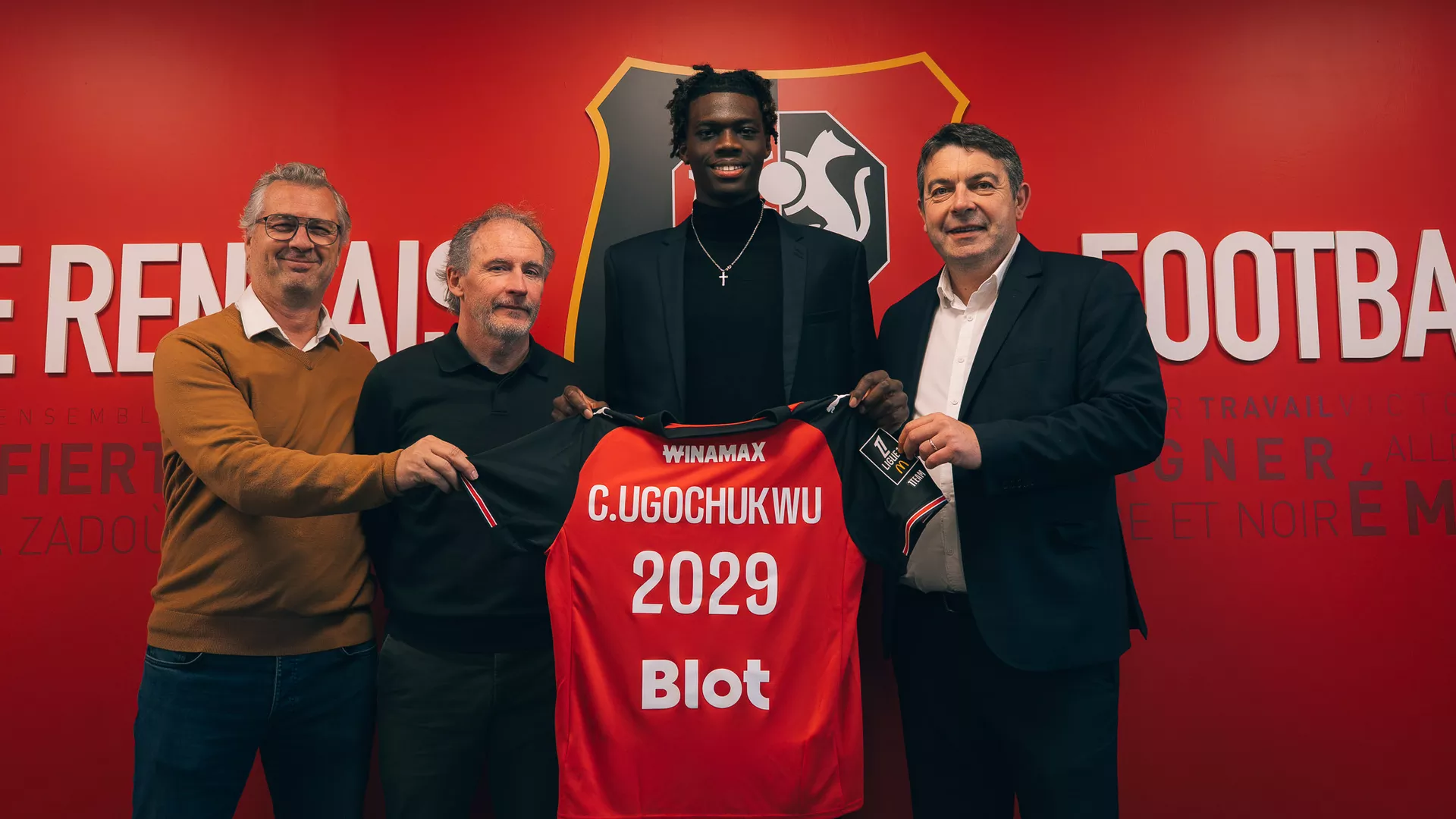 Chibuike Ugochukwu signe son premier contrat professionnel