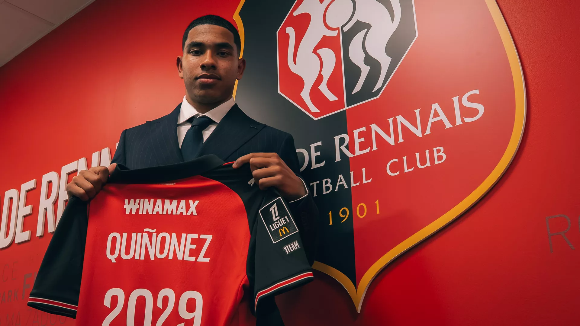 First professional contract for Elias Legendre Quiñonez