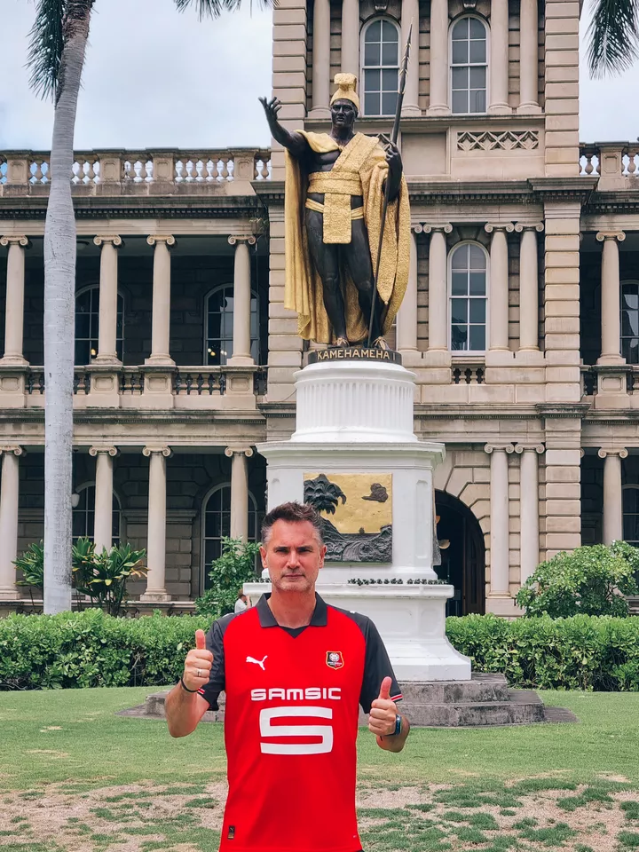 Cédric devant la statue de Kamehameha, à Hawaï