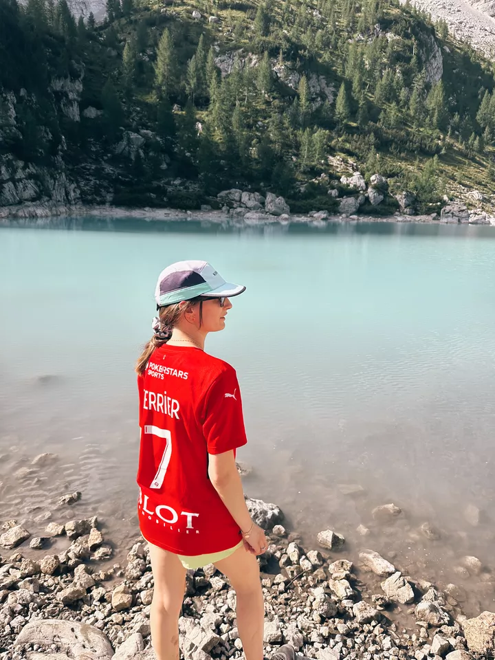 Claire au Lac de Sorapiss (Italie)