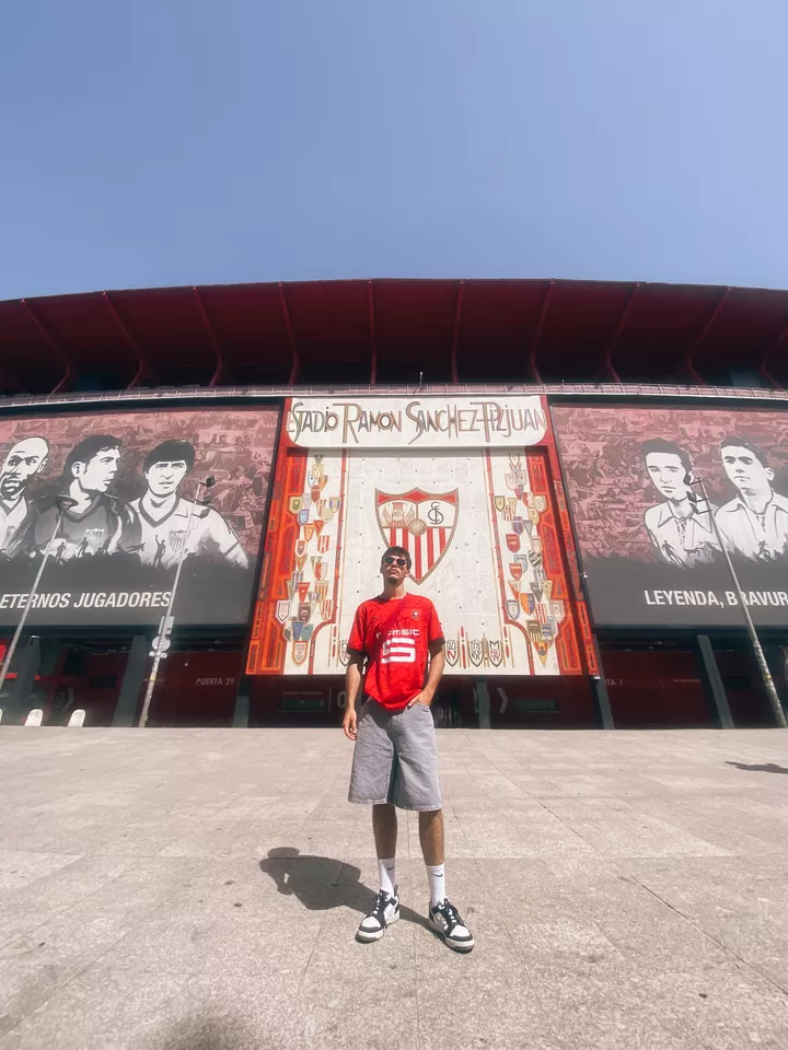 Ethan devant le Stade Ramón Sánchez Pizjuán (Séville - Espagne)