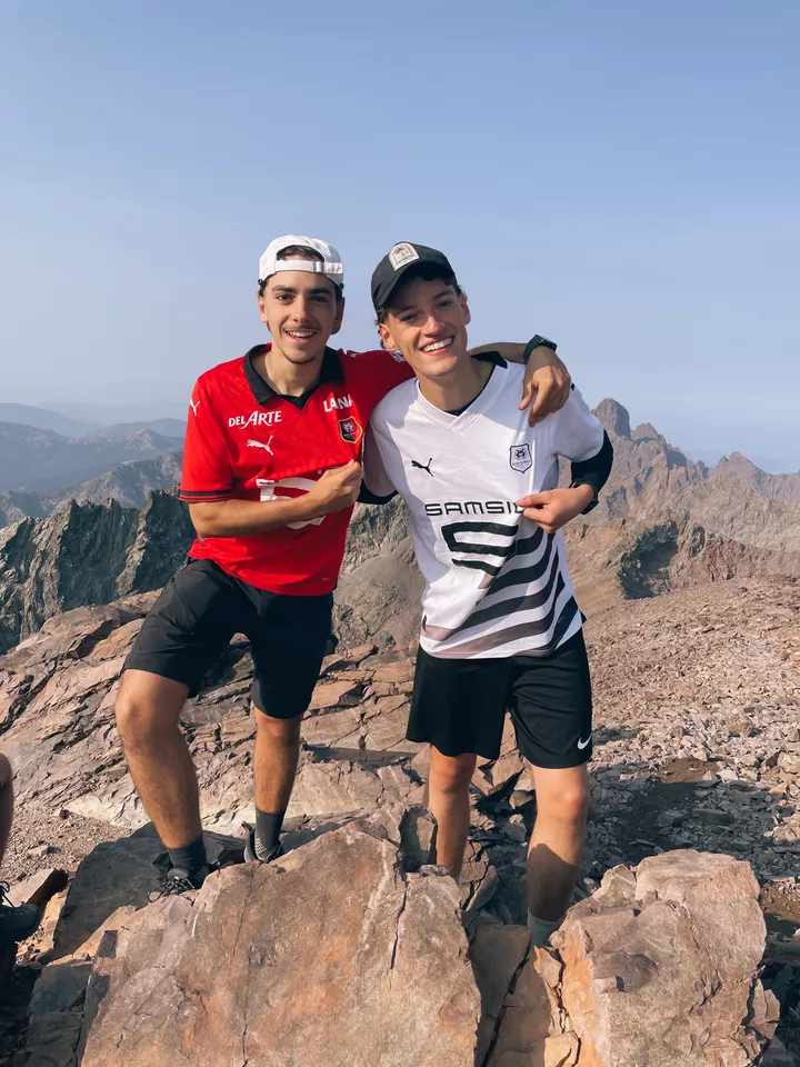 Au sommet de la Pointe des Éboulis, sur le GR20 (Corse)