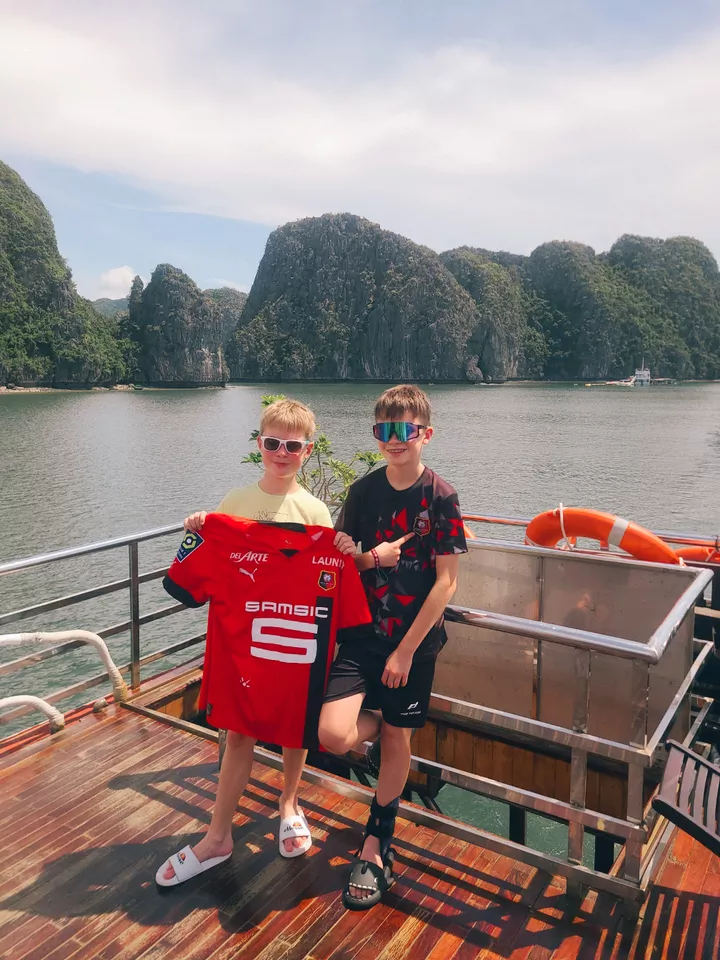 Ilan et Simon sur la baie d’Halong (Vietnam)