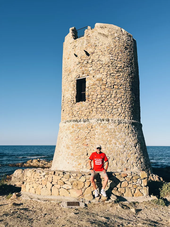 Jacky devant la Torre di San Giovanni (Posada - Sardaigne)