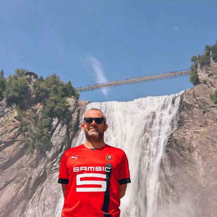 Julien devant les chutes de Montmorency (Québec - Canada)