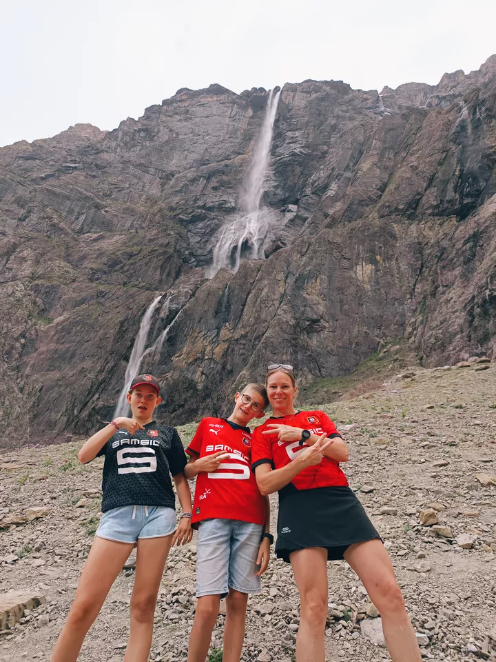 Lauryn, Mathéan et Nadège sous la grande cascade du cirque de Gavarnie (Pyrénées)