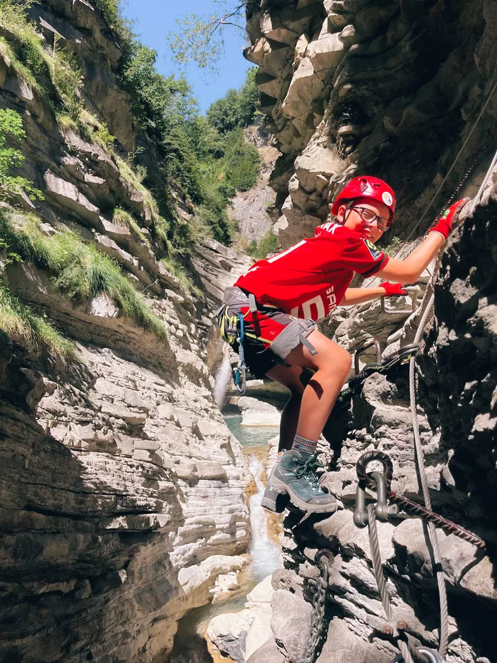 Léandre sur la via ferrata de la Cascada del Sorrosal (Broto - Espagne)