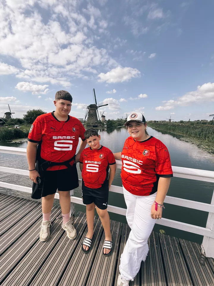 Louis, Celia et Mathis à Kinderdijk (Pays-Bas)