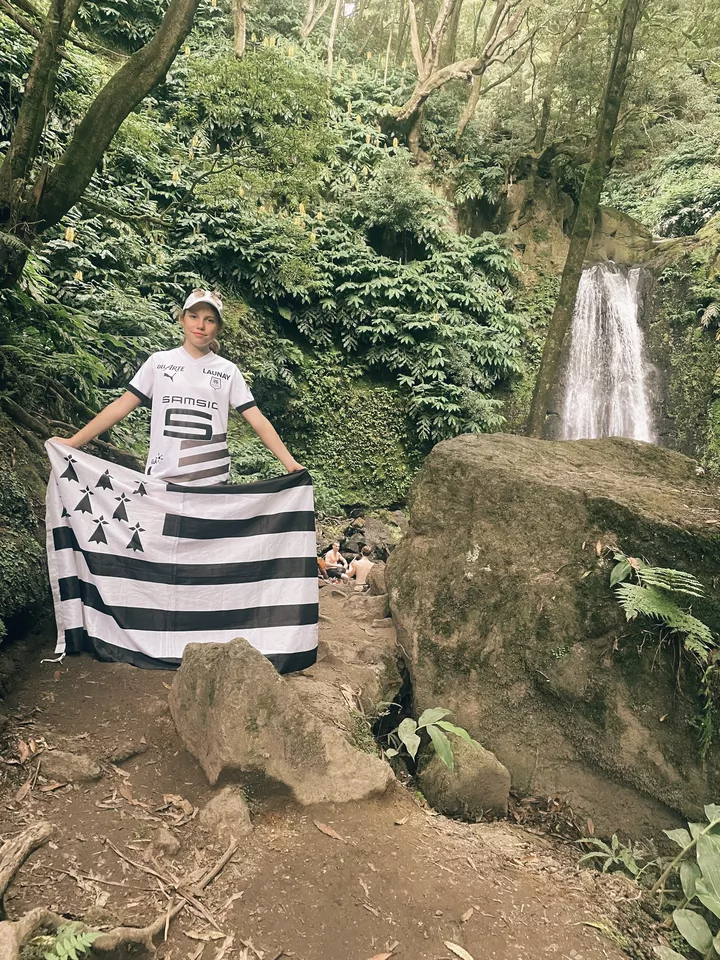 Maiwenn aux cascades de Faial da Terra (Açores)