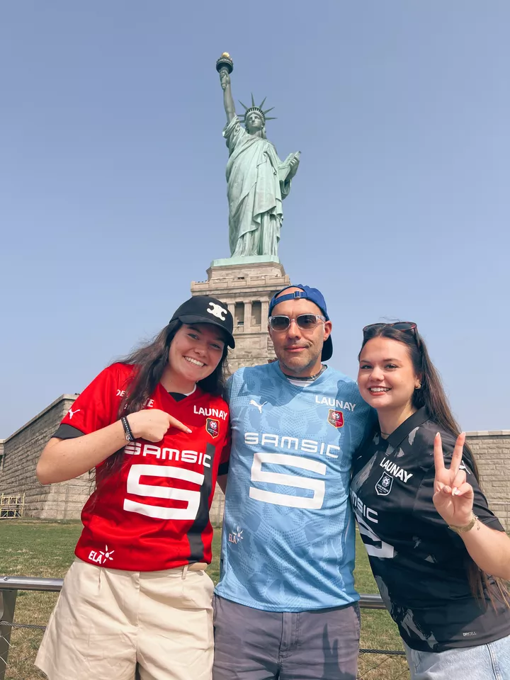 Mélina, Frédéric et Cassandra devant la statue de la Liberté (USA)