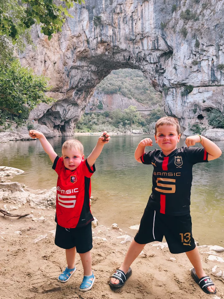 Victor et Gaspard au Pont d'Arc (Gorges de l'Ardèche)