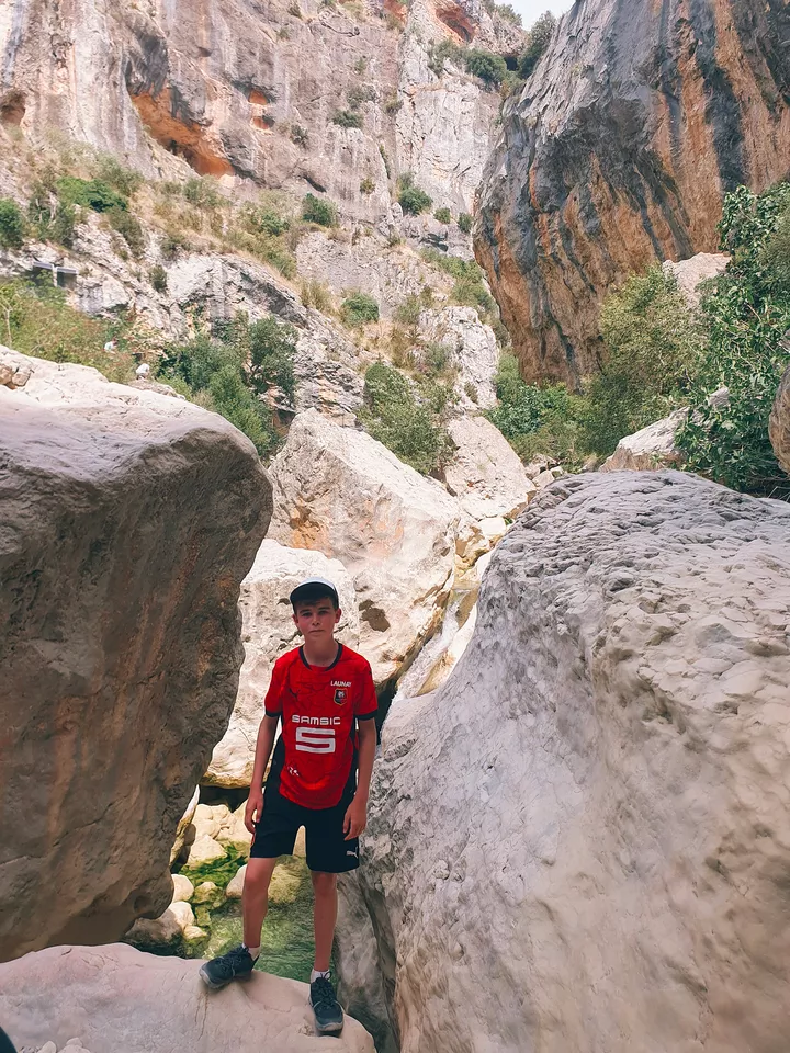 Baptiste dans la parc naturel de la Sierra (Alquézar - Espagne)
