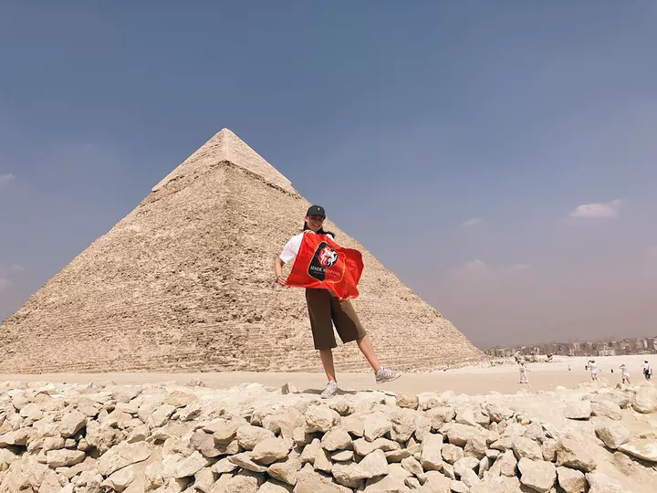 Calypso devant la Pyramide de Rachef (Gizeh - Le Caire - Capitale de l'Égypte)