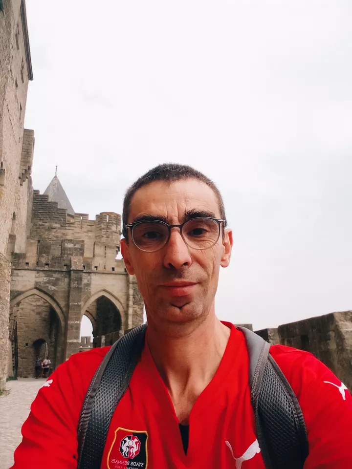 Simon dans la cité médiévale de Carcassonne
