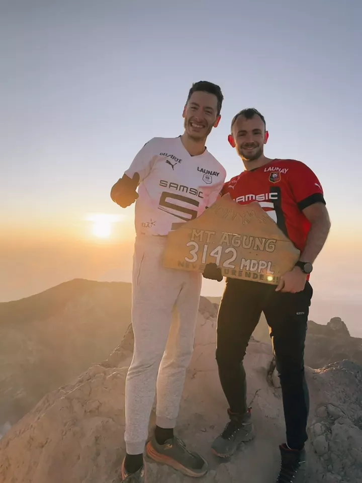 Clément et Thomas sur le mont Agung (Bali, Indonésie)