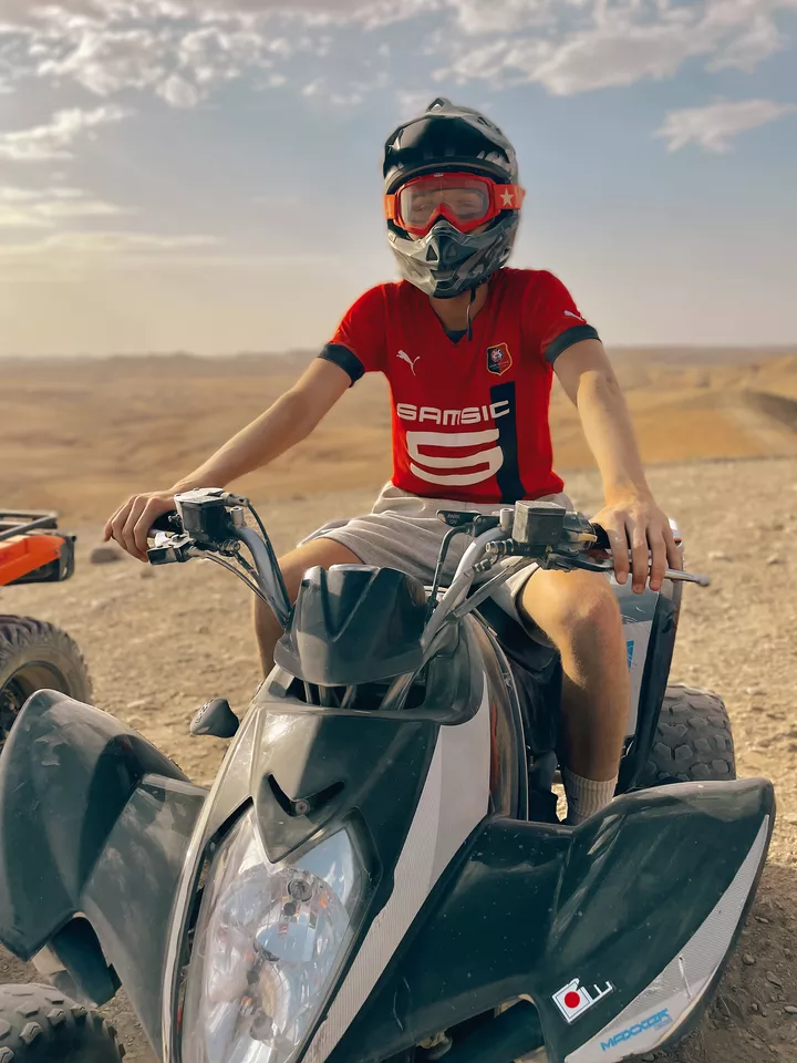 Hugo dans le désert marocain