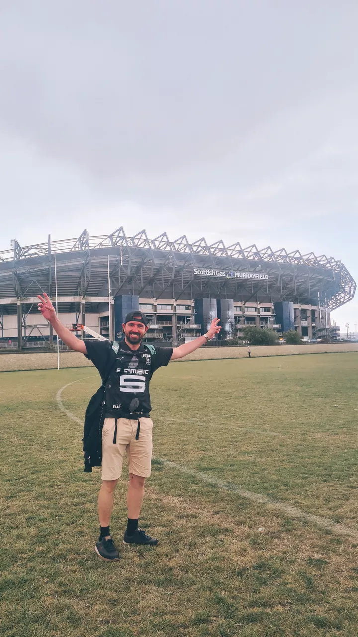 Tristan devant le Murrayfield Stadium (Écosse)