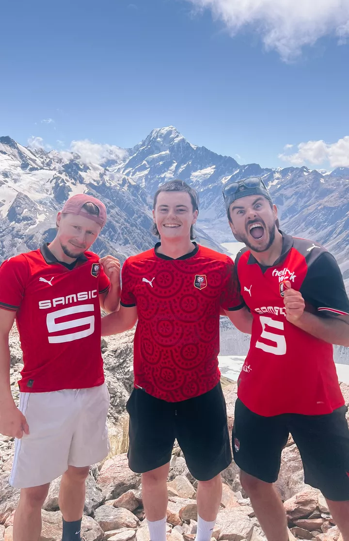 Dylann et ses amis devant le Mont Cook (Nouvelle Zélande)