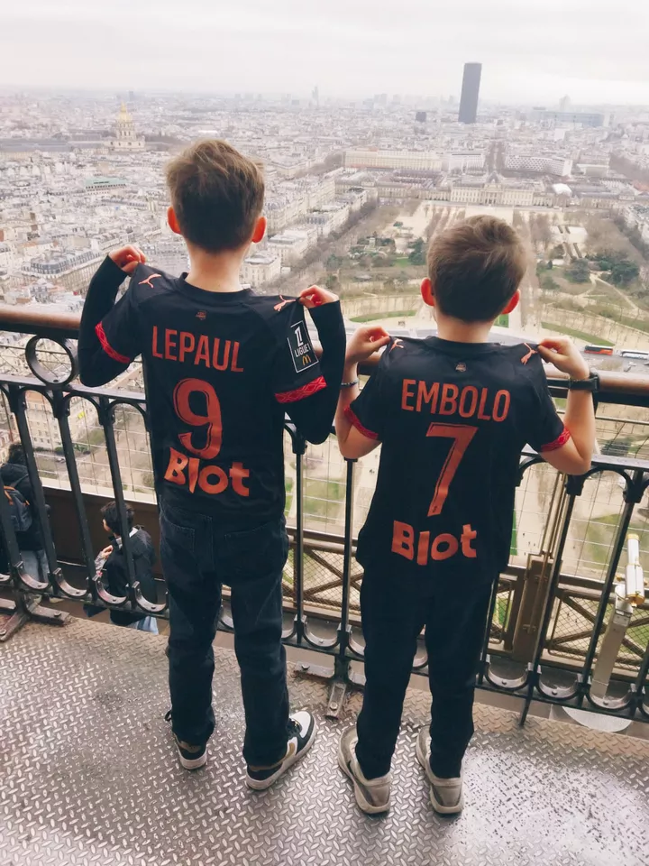Malo et Timothé au sommet de la Tour Eiffel