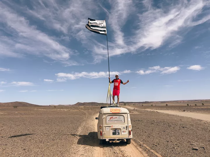 Nicolas sur les pistes du 4L Trophy dans le désert marocain