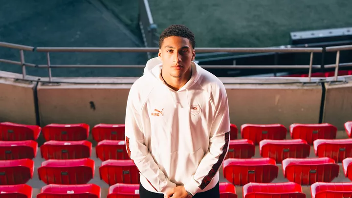 " 𝐒𝐢 𝐭𝐮 𝐛𝐨𝐬𝐬𝐞𝐬 𝐦𝐨𝐢𝐧𝐬, 𝐭𝐮 𝐧𝐞 𝐦𝐞𝐭𝐬 𝐩𝐚𝐬 𝐞𝐧 𝐯𝐚𝐥𝐞𝐮𝐫 𝐥𝐞 𝐜𝐨𝐧𝐭𝐫𝐚𝐭 𝐬𝐢𝐠𝐧é "- Entretien avec Kilian Belazzoug