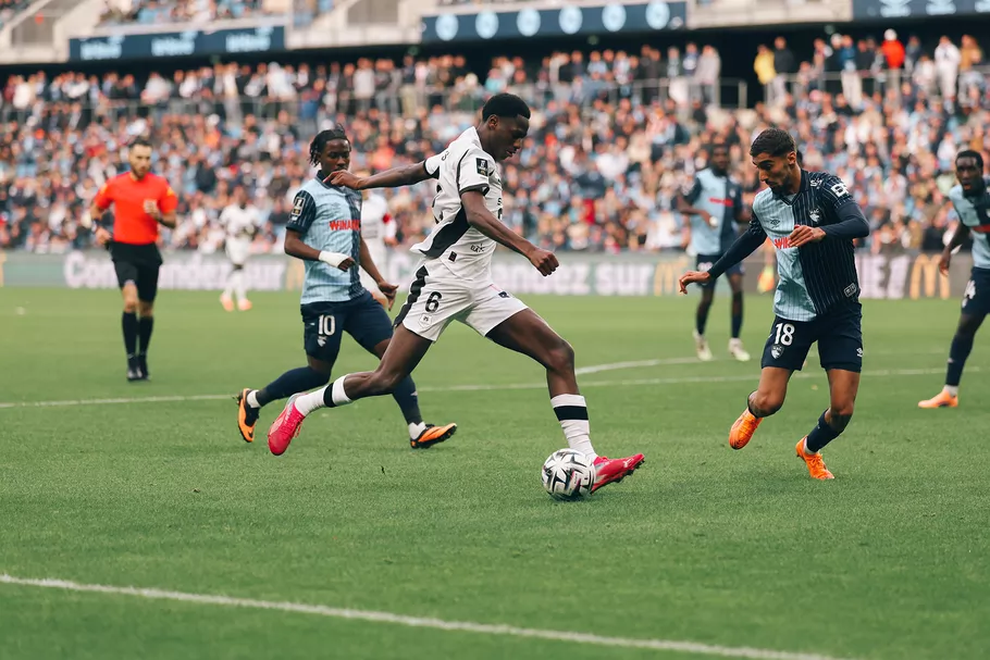 Frappe de Djaoui Cissé. 