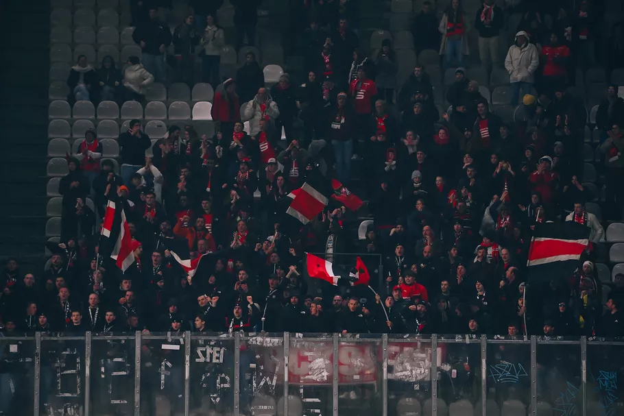 𝘌𝘯𝘴𝘦𝘮𝘣𝘭𝘦 𝘯𝘰𝘶𝘴 𝘥𝘦́𝘧𝘦𝘯𝘥𝘳𝘰𝘯𝘴 𝘵𝘦𝘴 𝘤𝘰𝘶𝘭𝘦𝘶𝘳𝘴...