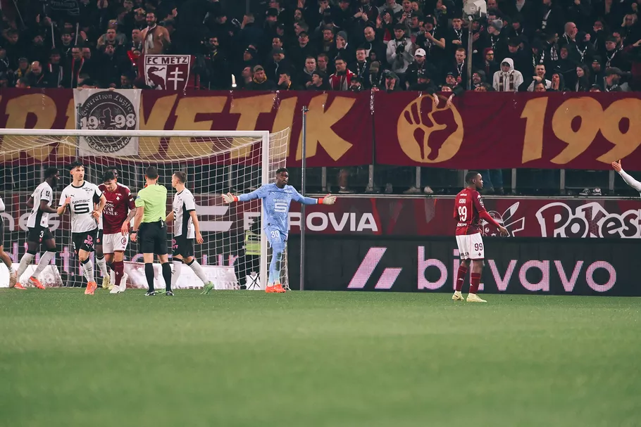 Quadruple intervention de Brice Samba, le MUR ! 