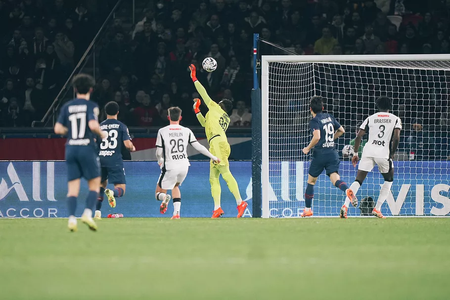 Brice dévie sur sa barre. 