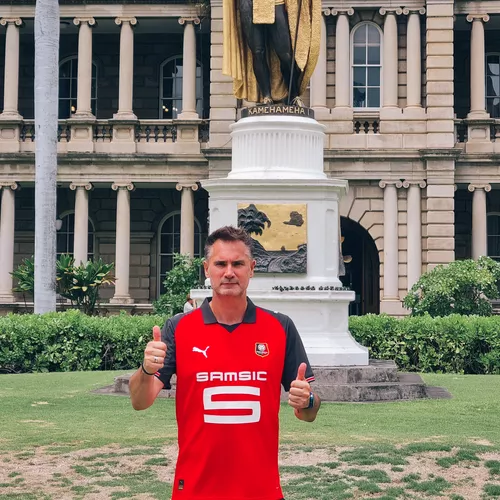 Cédric devant la statue de Kamehameha, à Hawaï