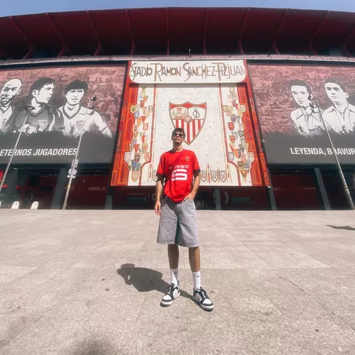 Ethan devant le Stade Ramón Sánchez Pizjuán (Séville - Espagne)