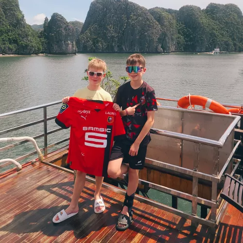 Ilan et Simon sur la baie d’Halong (Vietnam)
