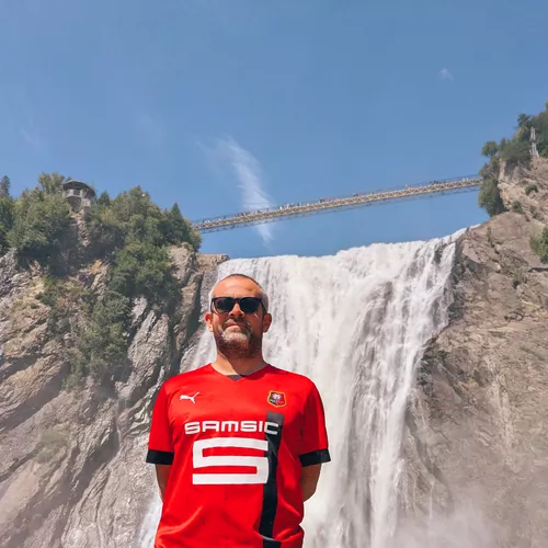 Julien devant les chutes de Montmorency (Québec - Canada)
