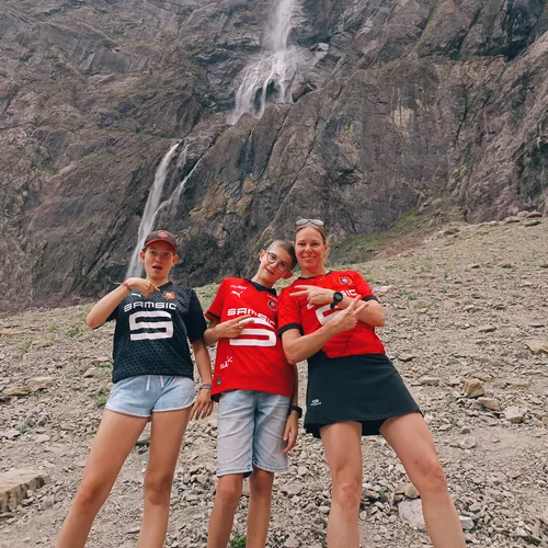 Lauryn, Mathéan et Nadège sous la grande cascade du cirque de Gavarnie (Pyrénées)