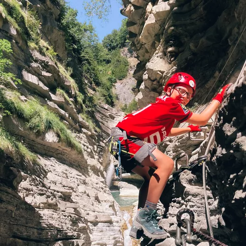Léandre sur la via ferrata de la Cascada del Sorrosal (Broto - Espagne)