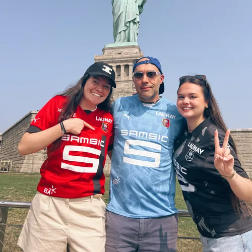 Mélina, Frédéric et Cassandra devant la statue de la Liberté (USA)