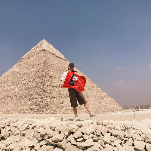 Calypso devant la Pyramide de Rachef (Gizeh - Le Caire - Capitale de l'Égypte)